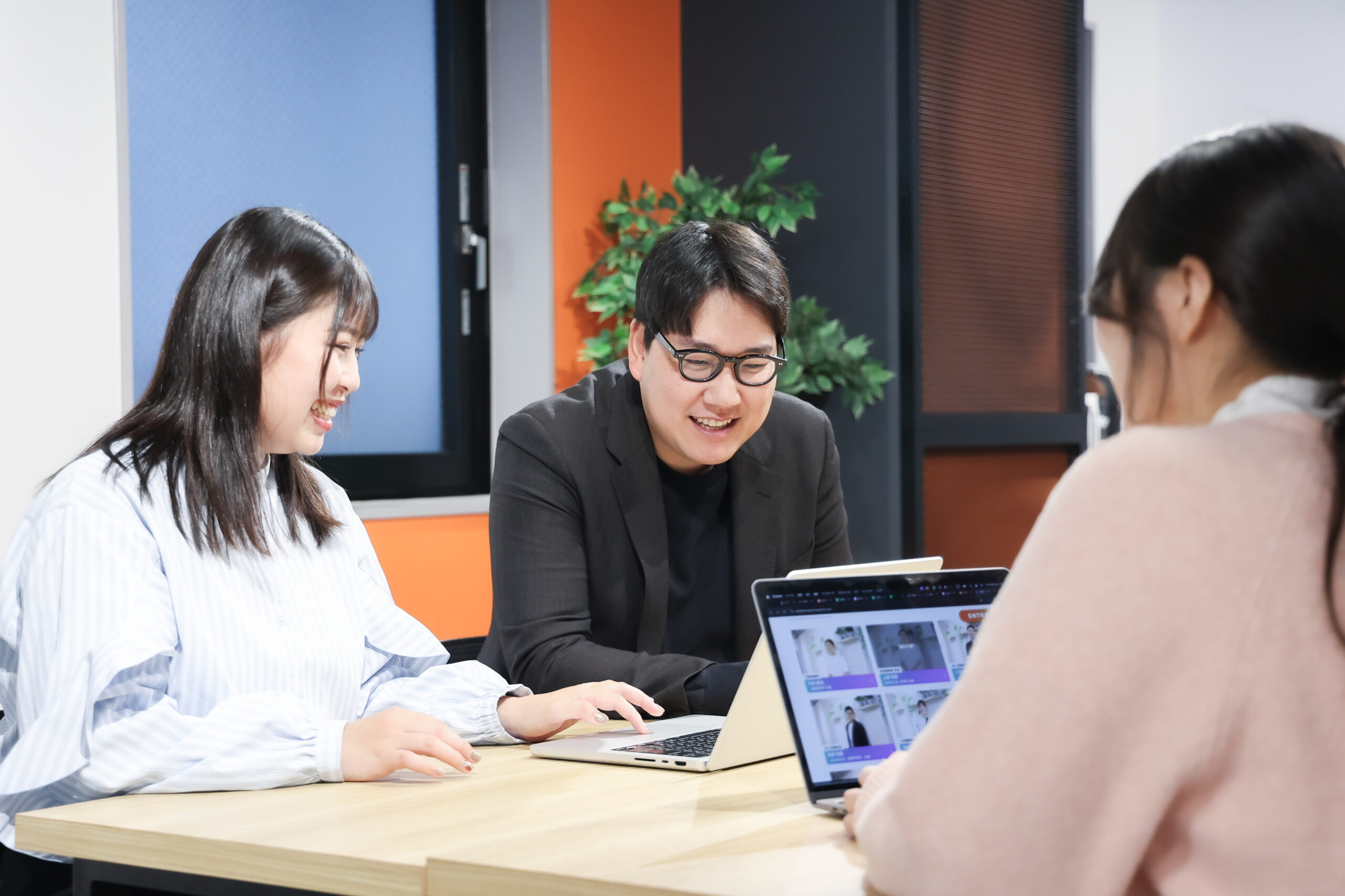 オフィスで作業してる様子