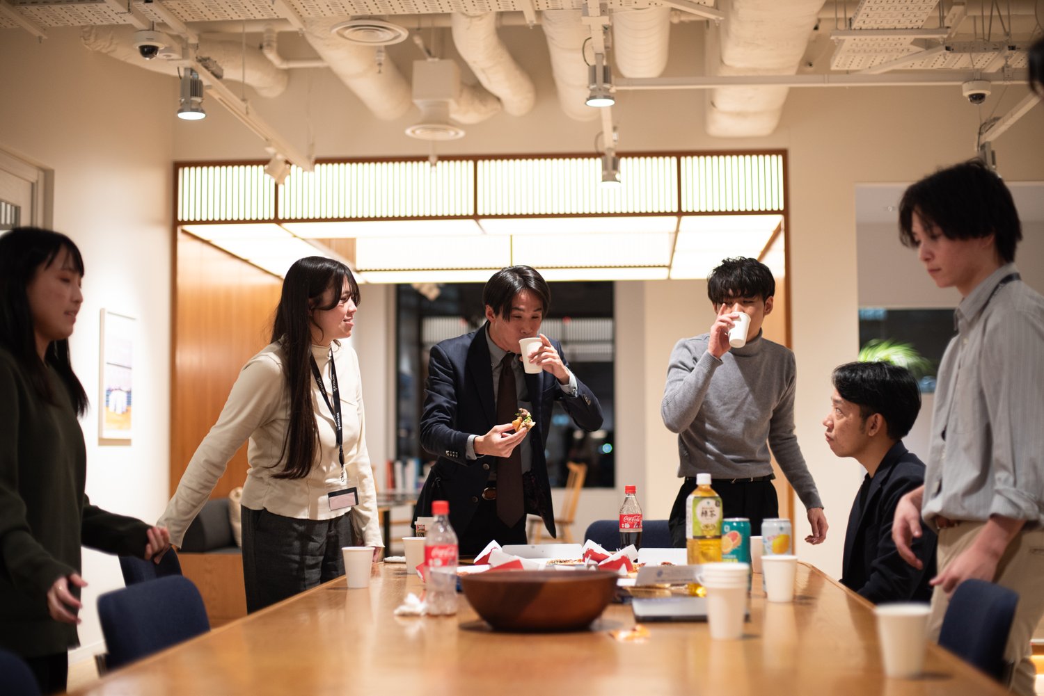 メンバーと食事中