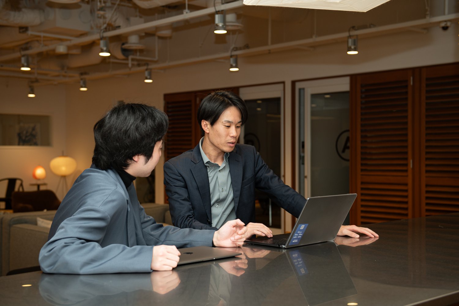 オフィスで作業中