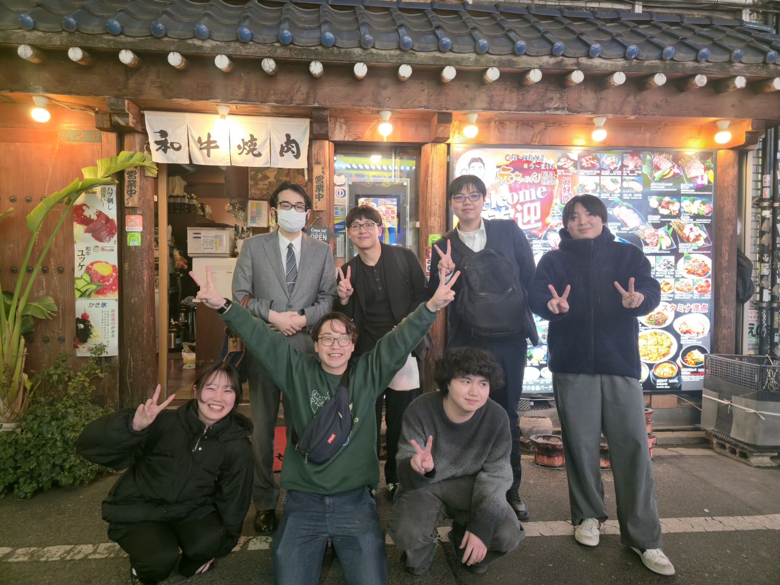 誕生日をお祝いしている様子