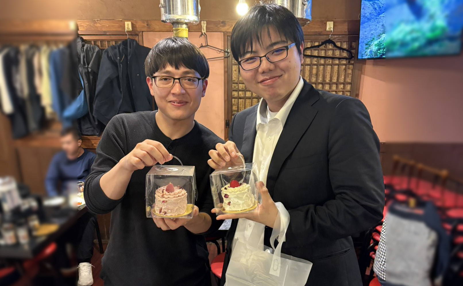 誕生日をお祝いしている様子